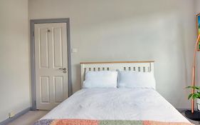 Spacious Double Room With Private Bathroom In Quiet Area Only 20 Min To Central London