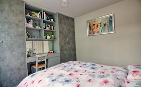 Spacious Double Room With Private Bathroom In Quiet Area Only 20 Min To Central London